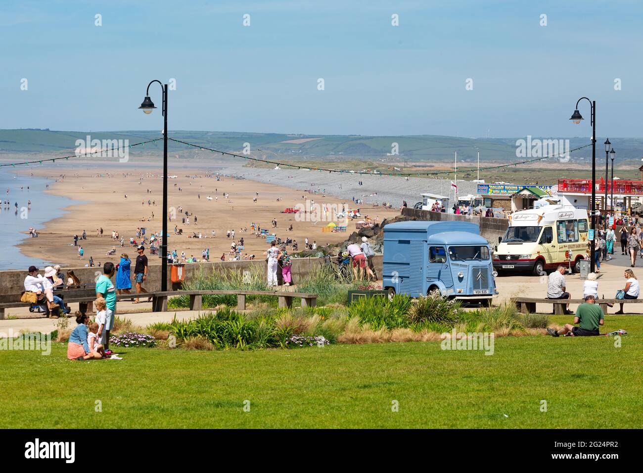 La cittadina balneare di Westward ho è piena di turisti che si immergersi al sole Foto Stock