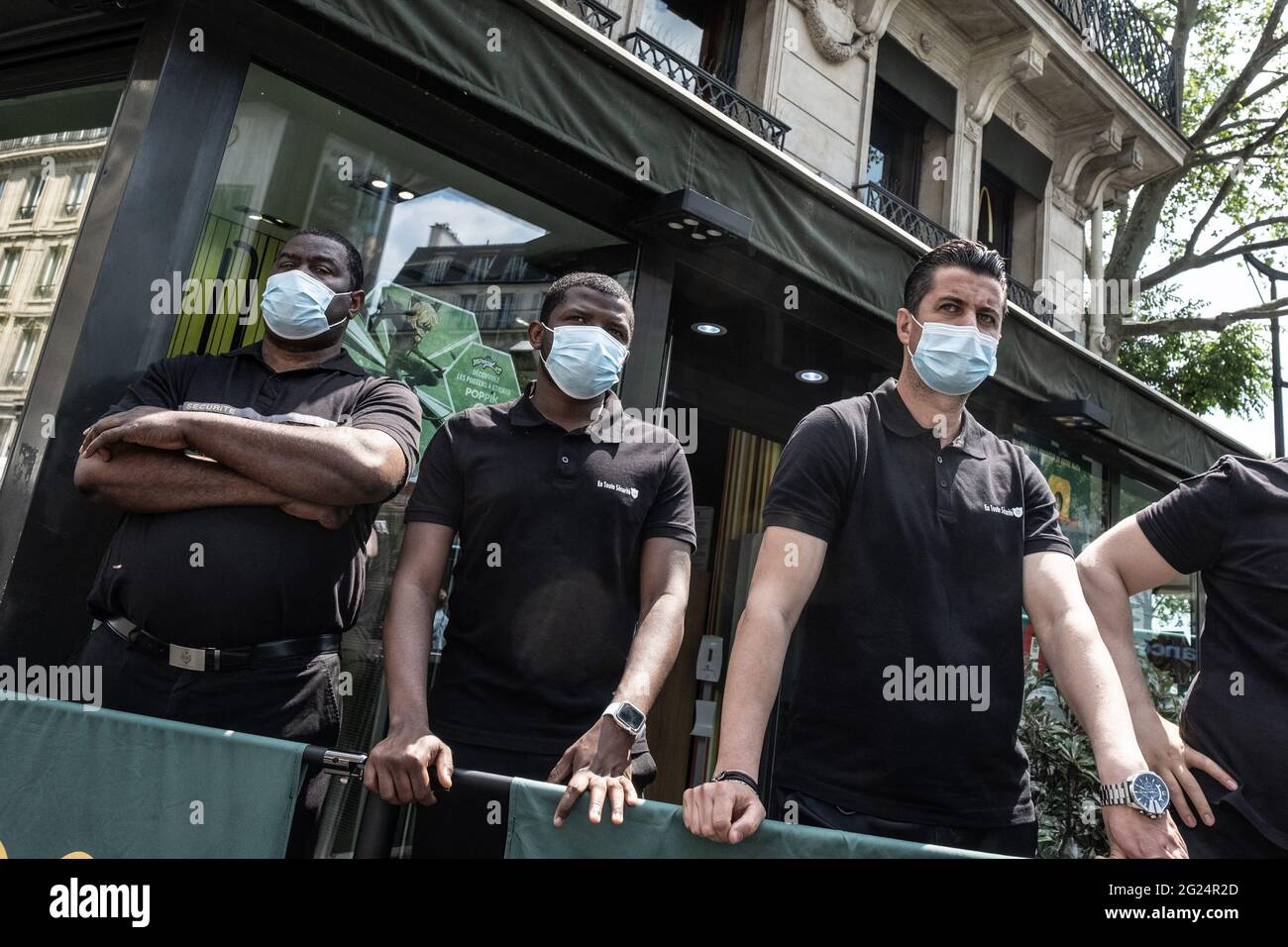 Parigi, Francia, 08 giugno 2021. GLI unionisti DI Parigi CGT si riuniscono di fronte al ristorante McDonald's a Bld Magenta, a sostegno del loro compagno, convocando due attivisti della CGT ad un'intervista di licenziamento. Parigi, Francia, il 08 giugno 2021. Foto di Pierrick Villette/Avenir Pictures/ABACAPRESS.COM Foto Stock