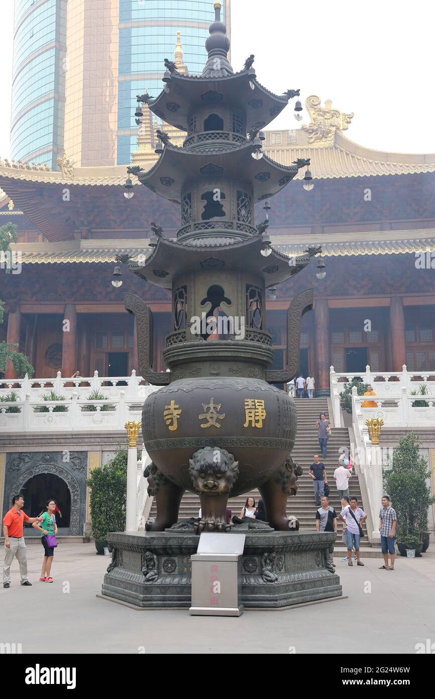 Incenso bruciatore all'interno del Tempio Folcloristico del Dio della Città o Tempio di Shanghai degli dei della Città, Shanghai, Repubblica popolare Cinese. Foto Stock