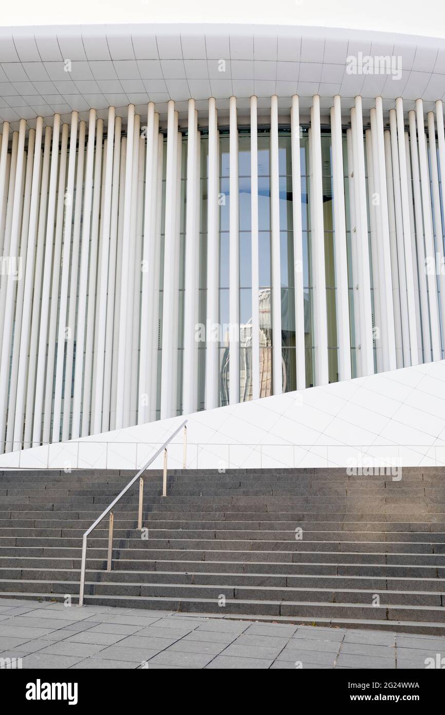 Europa, Lussemburgo, Lussemburgo, Kirchberg, la Philharmonie (Grande Duchesse Joséphine-Charlotte Concert Hall) con pilastri in acciaio bianco per facciate Foto Stock