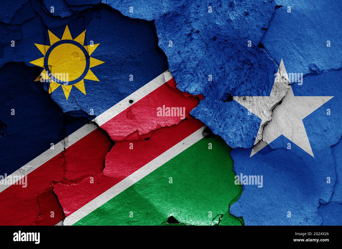 Bandiere della Namibia e della Somalia dipinte su pareti fessurate Foto Stock