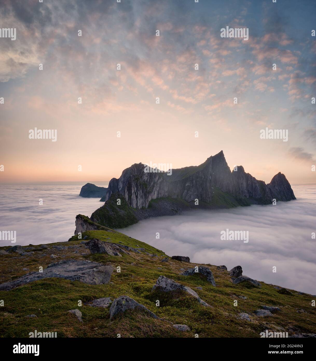 Vista sulla montagna Hesten, Senja, Norvegia. Suggestivo paesaggio artico estivo. Foto Stock