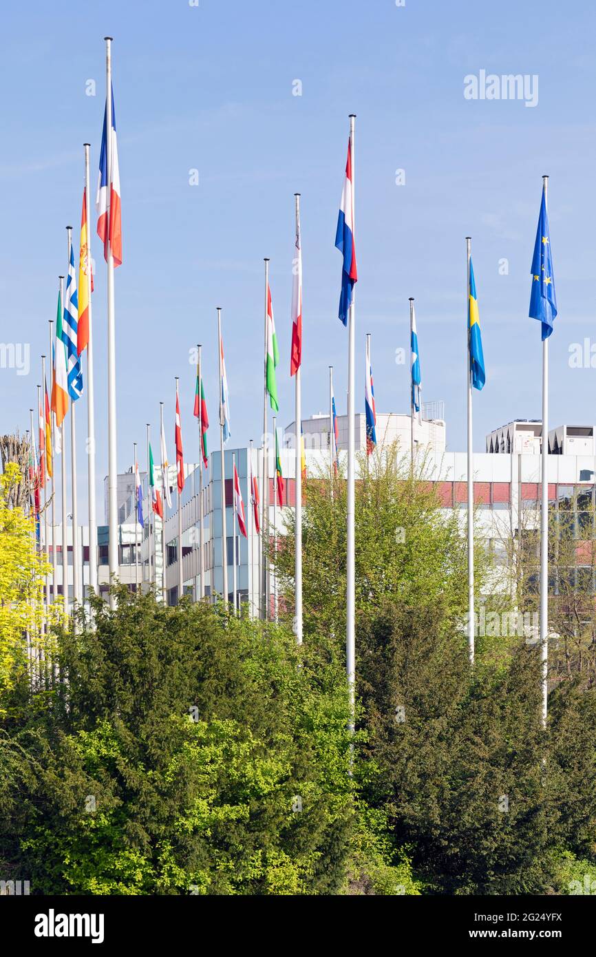 Europa, Lussemburgo, Lussemburgo, Kirchberg, Parlamento europeo (edificio Adenauer) con bandiere degli Stati membri Foto Stock