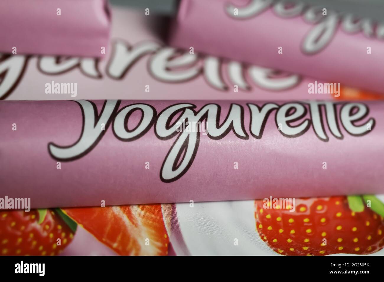 Viersen, Germania - 9 maggio. 2021: Closeup di barrette di cioccolato allo yogurt rosa alla fragola su confezione Foto Stock