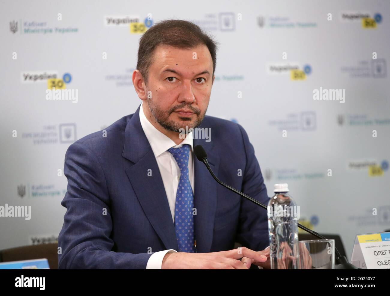KIEV, UCRAINA - 8 GIUGNO 2021 - Capo del Comitato Verkhovna Rada sulla politica ambientale e la gestione della natura Oleh Bondarenko partecipa al News con Foto Stock