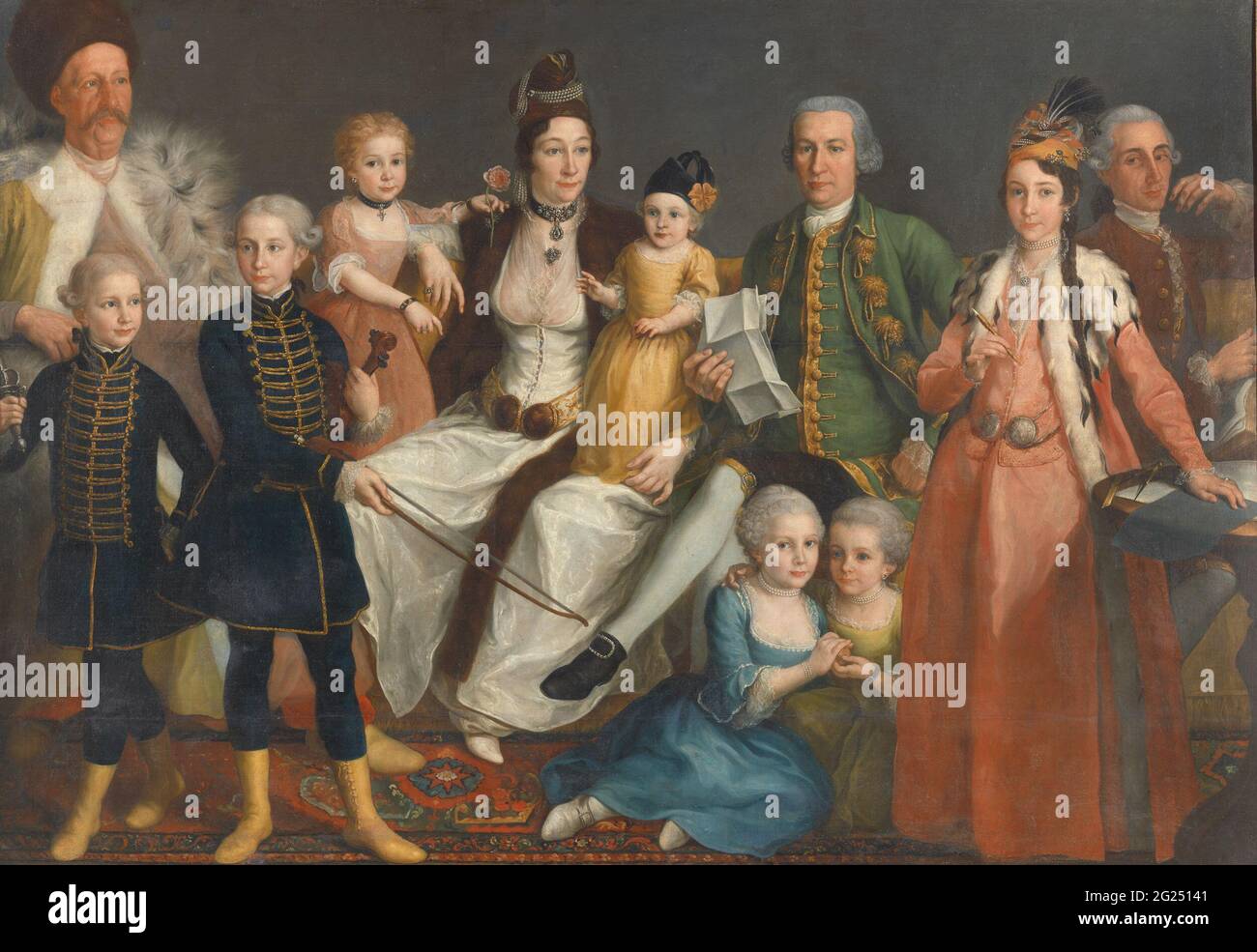 David George van Lennep (1712-97), Senior Merchant della fabbrica olandese di Smyrna, e sua moglie e figli. Al centro si trovano Anna Marie Leidenstar e il Padre Familias David George su un lungo divano giallo. Anne Marie indossa abiti turchi e ha il suo figlio più giovane Jacob in grembo che indossa un vestito giallo. Sulla sua destra, la sua figlia più giovane Hester Maria è stata raffigurata sul Divan con un fiore in mano. David George è vestito da zizzarro e tiene in mano due lettere. Inoltre, seduto sul divano giallo a sinistra del nonno Justin Johannes Leidenstar con Foto Stock