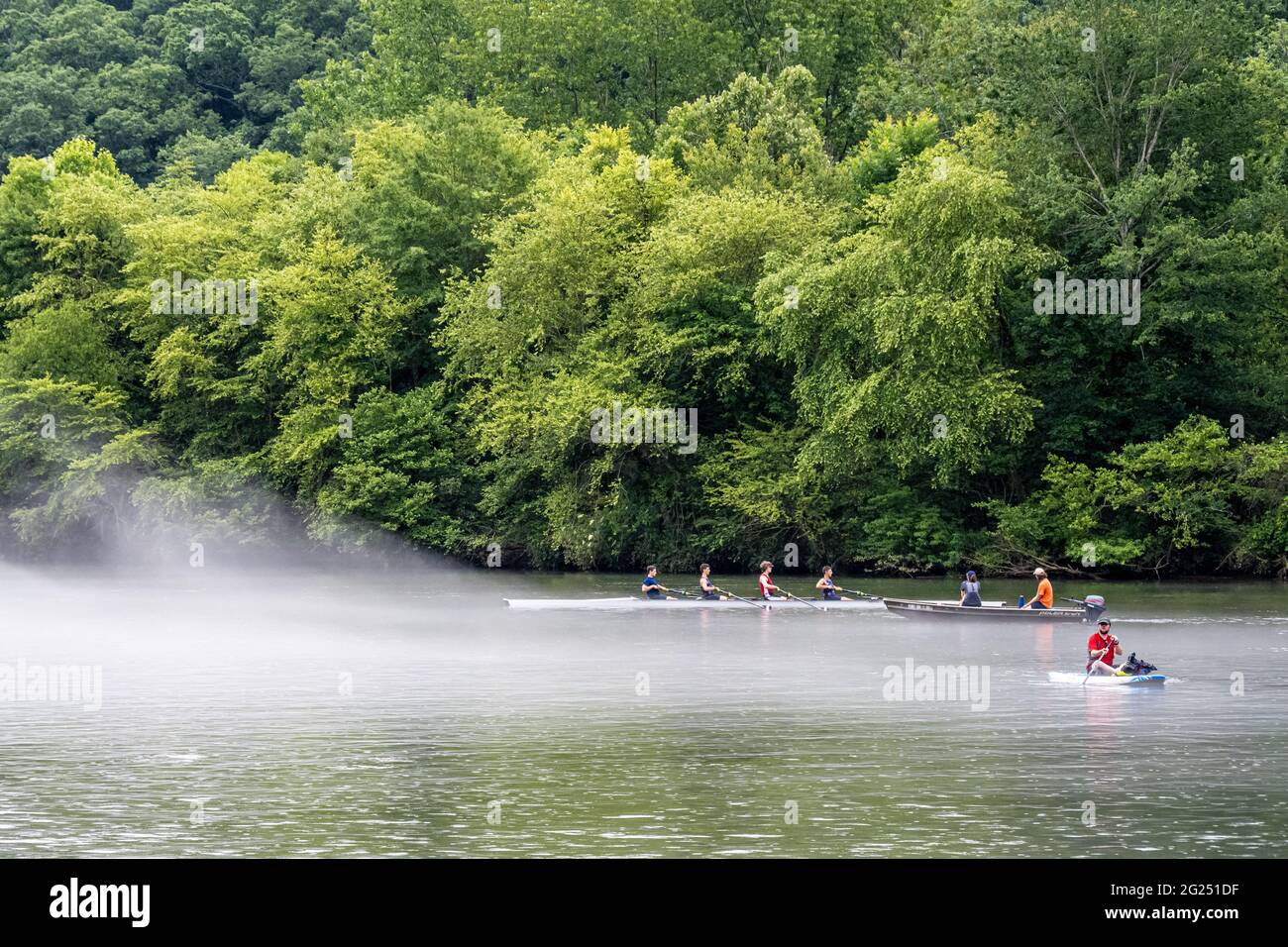 L'aumento della nebbia fluviale si snoda lungo le acque del fiume Chattahoochee a Roswell, Georgia, dove i diportisti impiegano vari tipi di imbarcazioni. (STATI UNITI) Foto Stock