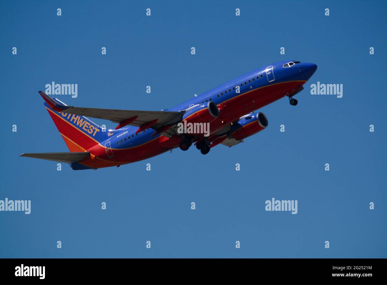 Un Southwest 737 attraversa il cielo blu in una giornata limpida. Foto Stock
