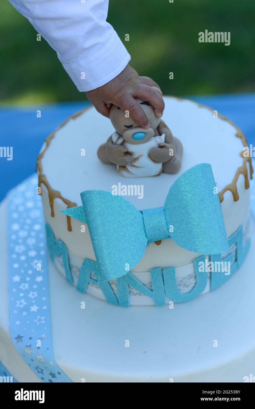 Capretto che tocca l'orso su una torta di compleanno Foto Stock