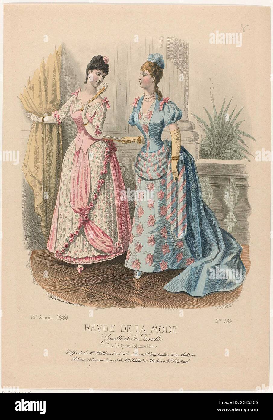 Revue de la fashion, Gazette de la Famille, Dimanche 28 février 1886, 15th Année, n° 739: Etoffes de la M.ON le Houssel (...). Due donne in un interno. A sinistra: Jap per cena, palla o 'Petite soirée', adatto per una giovane donna. L'abito è realizzato in seta color crema con motivo rose e Surah rosa. La gonna è decorata con un drappeggio di Surah rosa e ghirlanda di rose. A destra: Jap per una cena o 'Petit Soirée' da crepe de Chine blu chiaro e bordato di rosa (motivo floreale). Maniche di puff corte con fagioli rosa sulle spalle. Il mezzo è una sciarpa a righe di maglia in azzurro Foto Stock