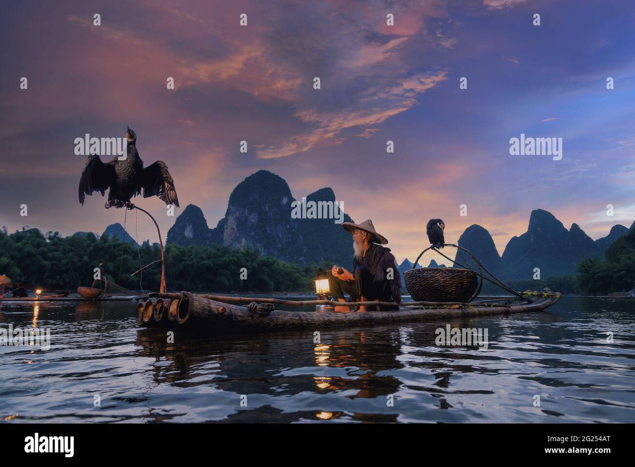 Pescatore cormorano sul fiume li, Guilin, Yangshuo, Cina Foto Stock