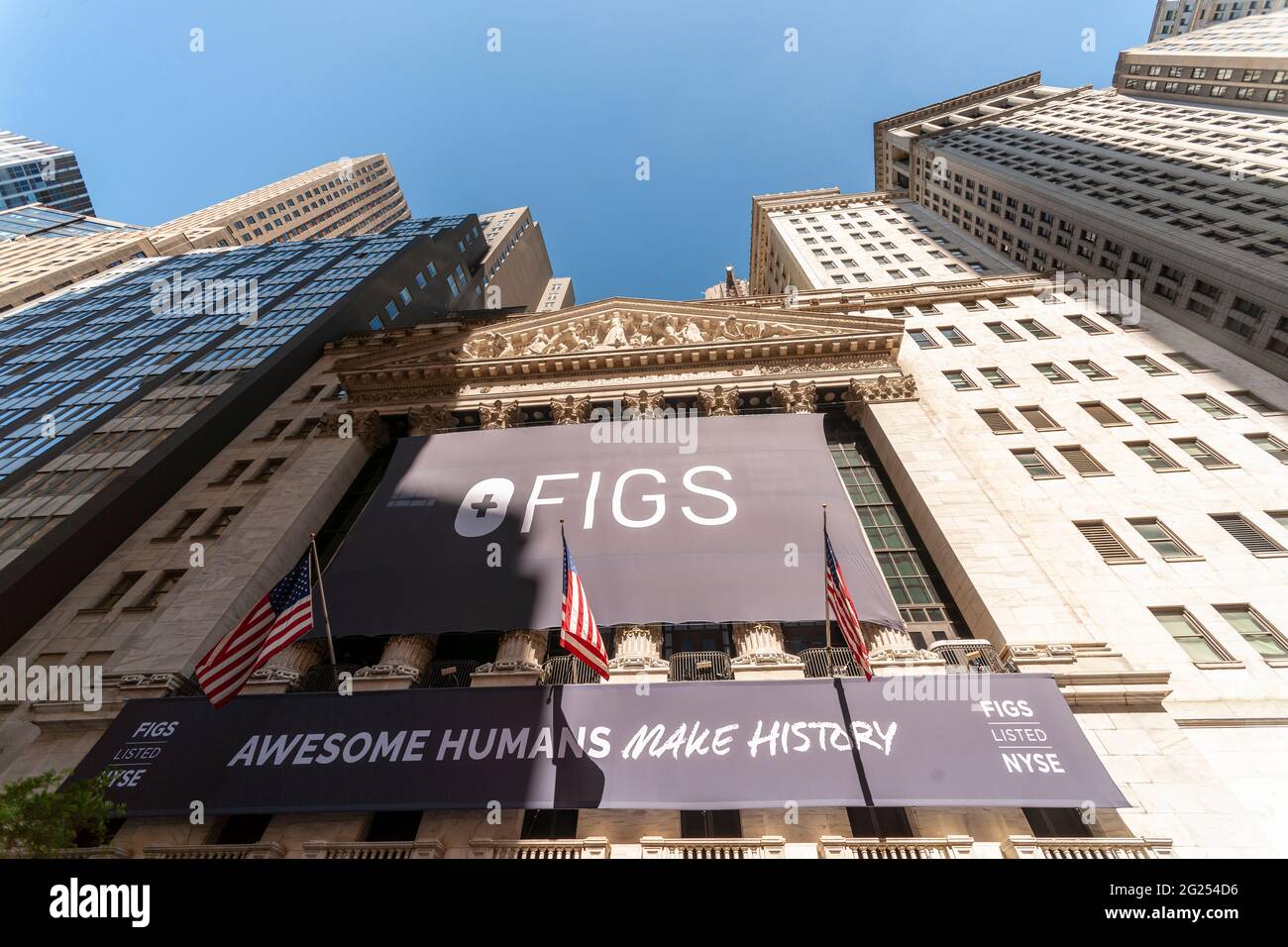 La Borsa di New York di giovedì 27 maggio 2021 è decorata per l'offerta pubblica iniziale di FIGS, un rivenditore di abbigliamento. I FICHI vendono i scrub, precedentemente popolari solo con il personale dell'ospedale, ma ora sono adattati e sono popolari con la folla non-medica particolarmente durante la pandemia quando la gente ha comprato i vestiti sciolti comodi. (© Richard B. Levine) Foto Stock