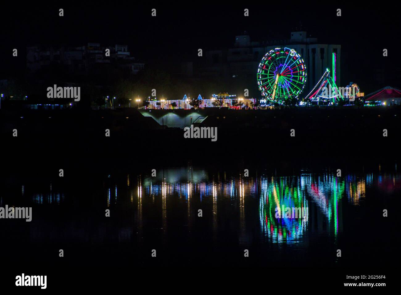Ahmedabad di fronte al fiume di notte Foto Stock