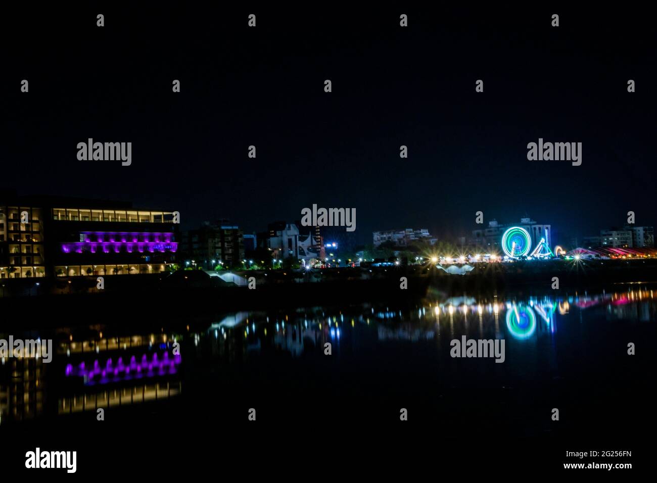 Ahmedabad di fronte al fiume di notte Foto Stock
