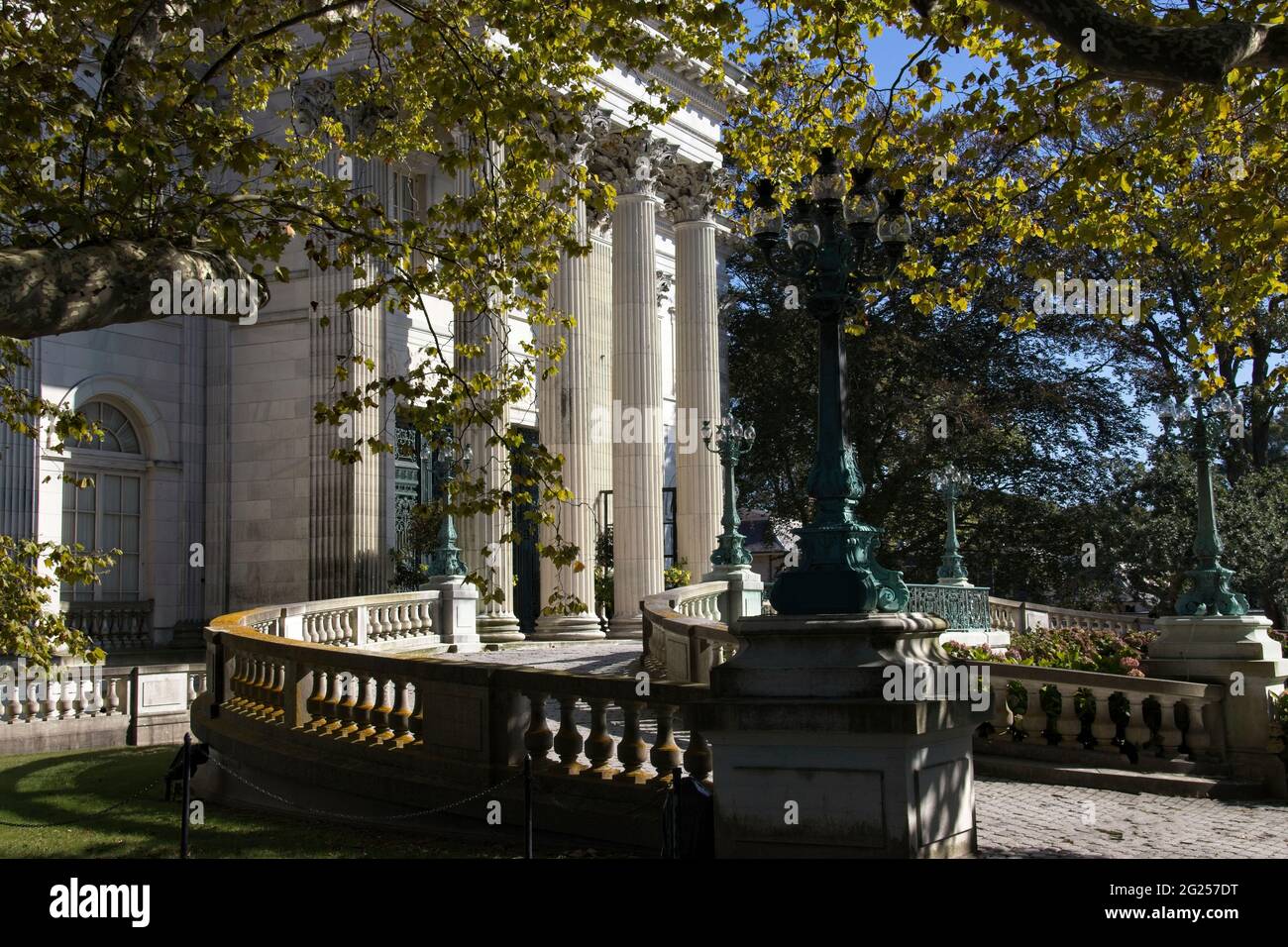 L'approccio in mattoni acciottolati all'entrata delle quattro colonne nella Casa di marmo, Newport, Rhode Island. Costruito nel 1888-1892 da William Vanderbilt. Foto Stock