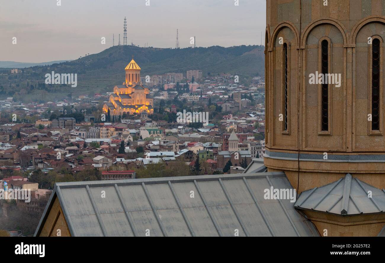 Una foto della Cattedrale di Sameba catturati al tramonto, a Tbilisi. Foto Stock