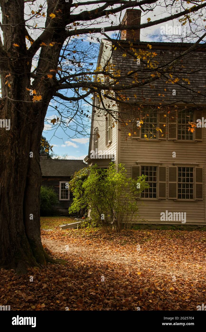 La casa Old Manse: Bella illuminazione naturale avvolge questa vecchia casa del clero sulle rive del fiume Concord, a Concord, Massachusetts. Foto Stock