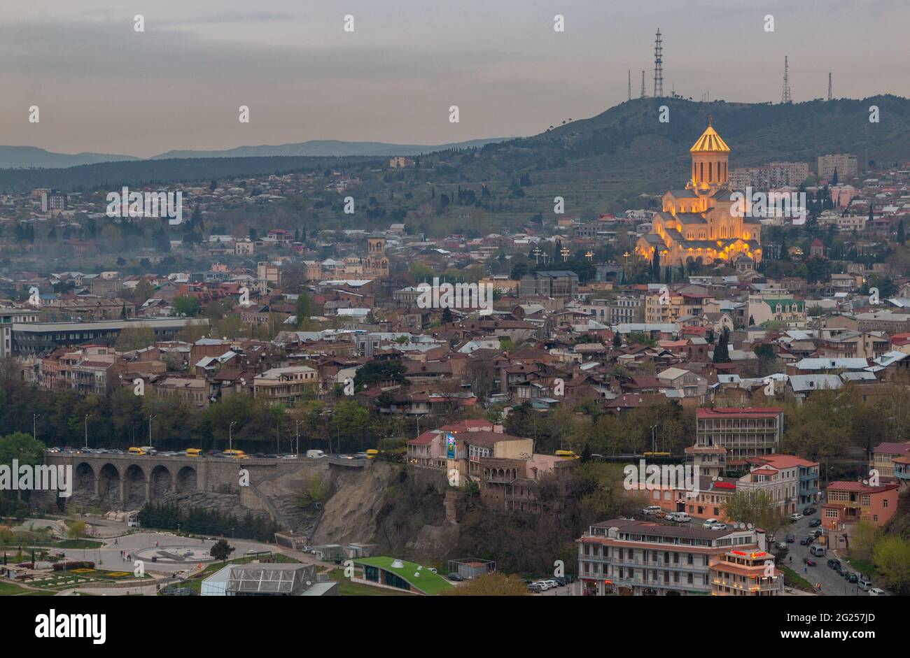 Una foto della Cattedrale di Sameba catturati al tramonto, a Tbilisi. Foto Stock