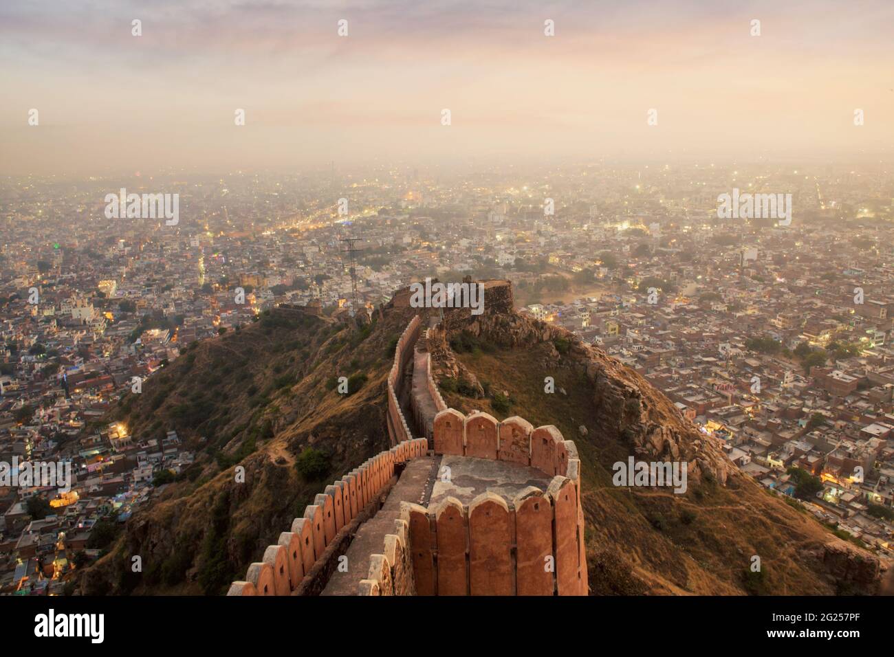 Veduta aerea di Jaipur dal Forte di Nahargarh al tramonto, Rajasthan, India Foto Stock