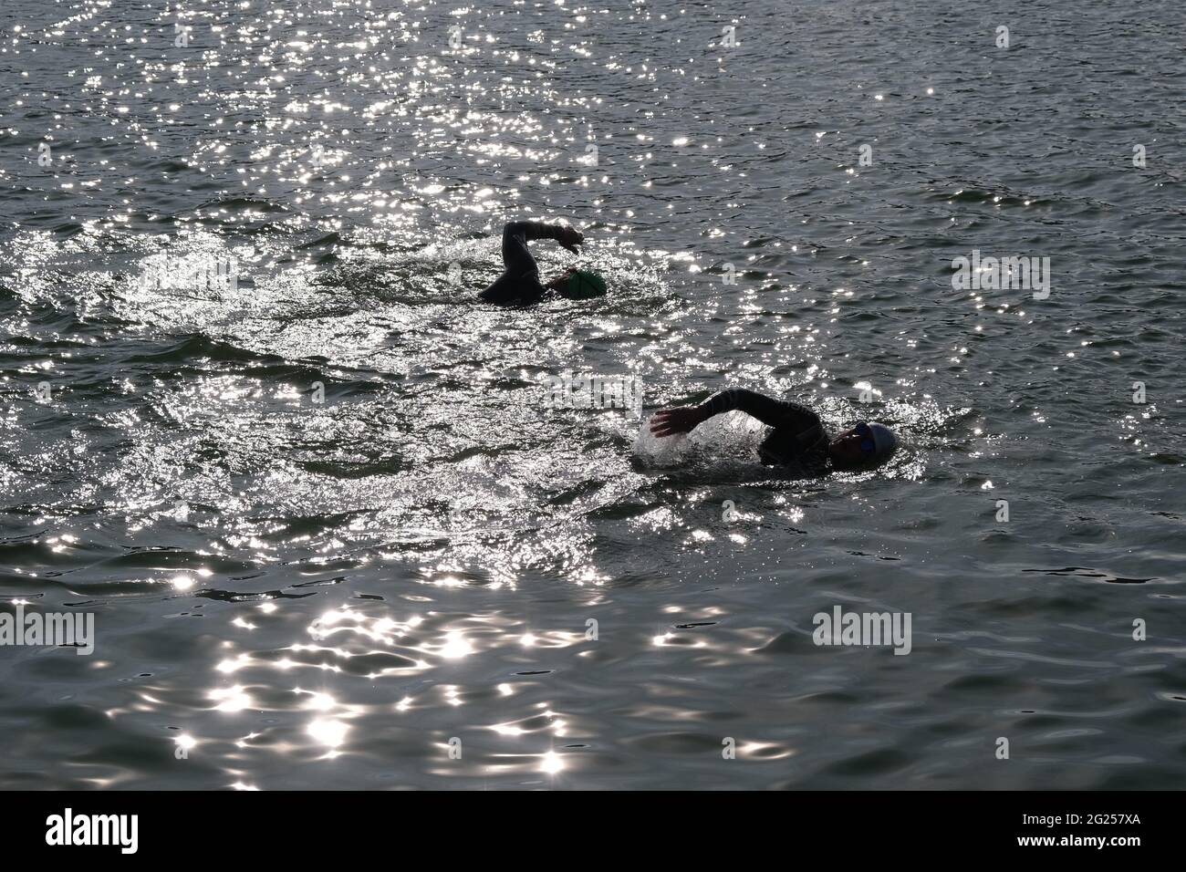 Llanelli, Carmarthenshire, Regno Unito. 8 giugno 2021. Regno Unito Meteo: Sole caldo per i nuotatori e i paddle boarder in mare aperto al North Dock, nel Millennium Coast Park, Llanelli, Carmarthenshire. Credit: Gareth Llewelyn/ Alamy Live News Foto Stock