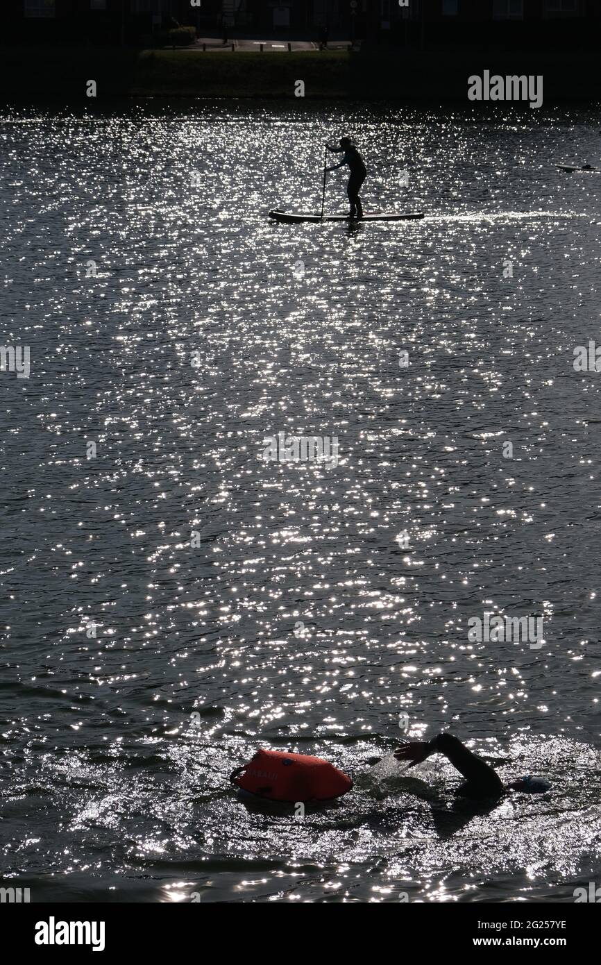 Llanelli, Carmarthenshire, Regno Unito. 8 giugno 2021. Regno Unito Meteo: Sole caldo per i nuotatori e i paddle boarder in mare aperto al North Dock, nel Millennium Coast Park, Llanelli, Carmarthenshire. Credit: Gareth Llewelyn/ Alamy Live News Foto Stock