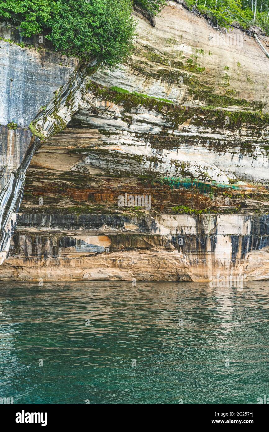 Pictured Rocks National Lake Shore Michigan state on Lake Superior. Le colorate scogliere colorate dell'Upper Peninsula Mineral Stained del Michigan Foto Stock