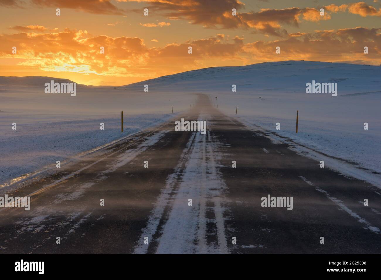 Route 1 tangenziale attraverso il paesaggio invernale nevoso al tramonto, Islanda Foto Stock