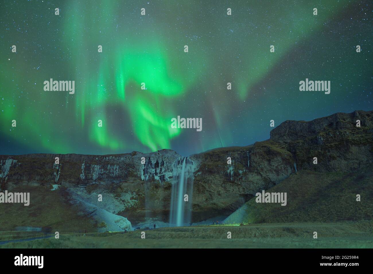 Aurora boreale su Kirkjufellsfoss, Grundarfjordur, Islanda occidentale, Islanda Foto Stock
