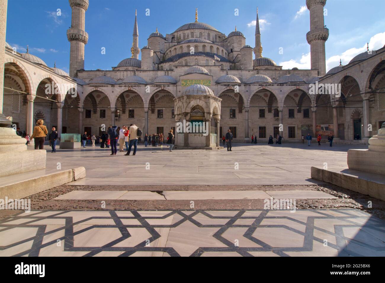Moschea del Sultano Ahmed (in turco: Sultano Ahmet Camii), conosciuta anche come Moschea Blu. Una moschea del venerdì dell'epoca ottomana situata a Istanbul, Turchia. Luogo di culto e attrazione turistica. Foto Stock