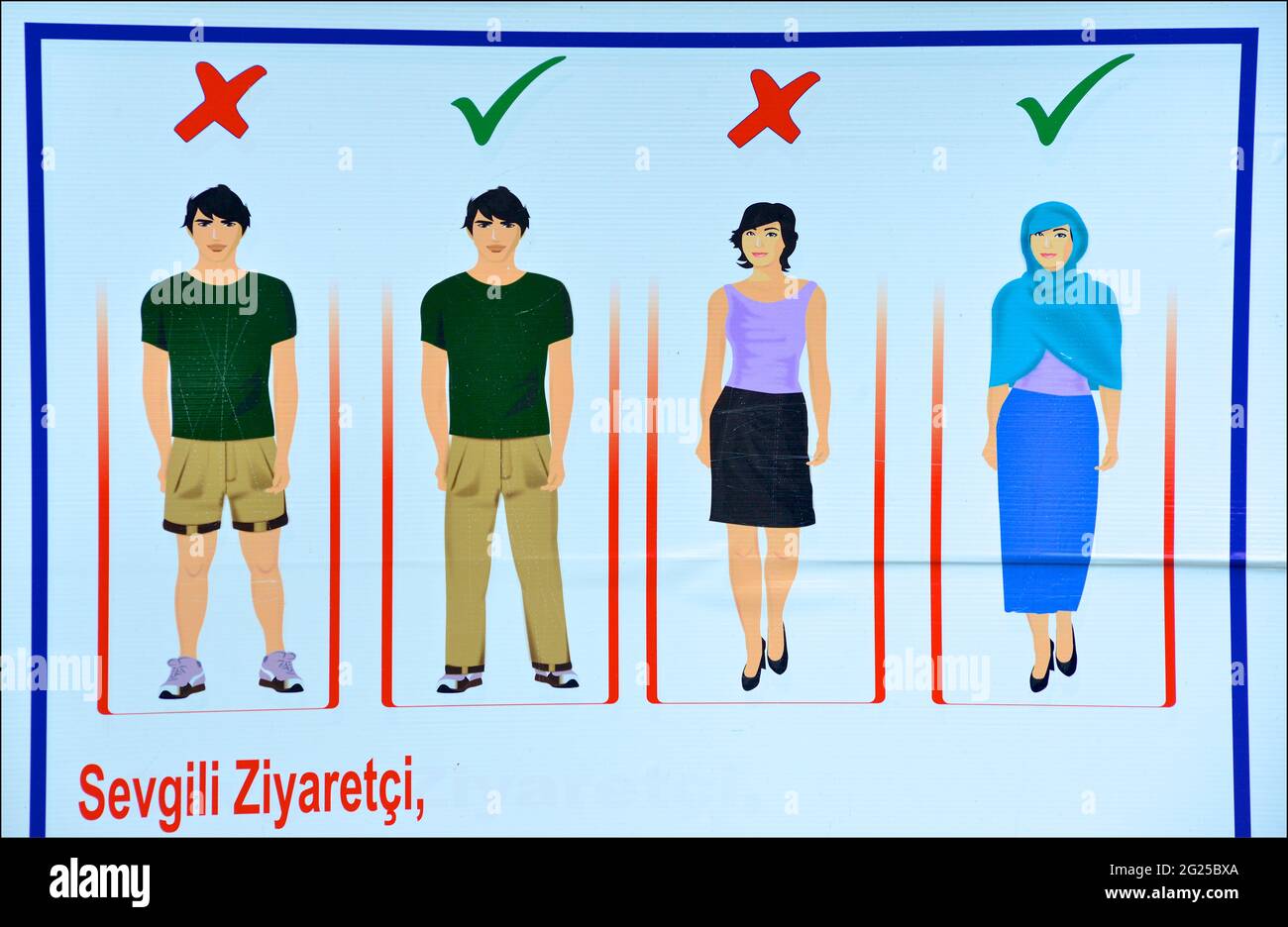 Consigli ai visitatori su come vestirsi adeguatamente quando si visita la moschea. Moschea del Sultano Ahmed, Istanbul, Turchia. Foto Stock