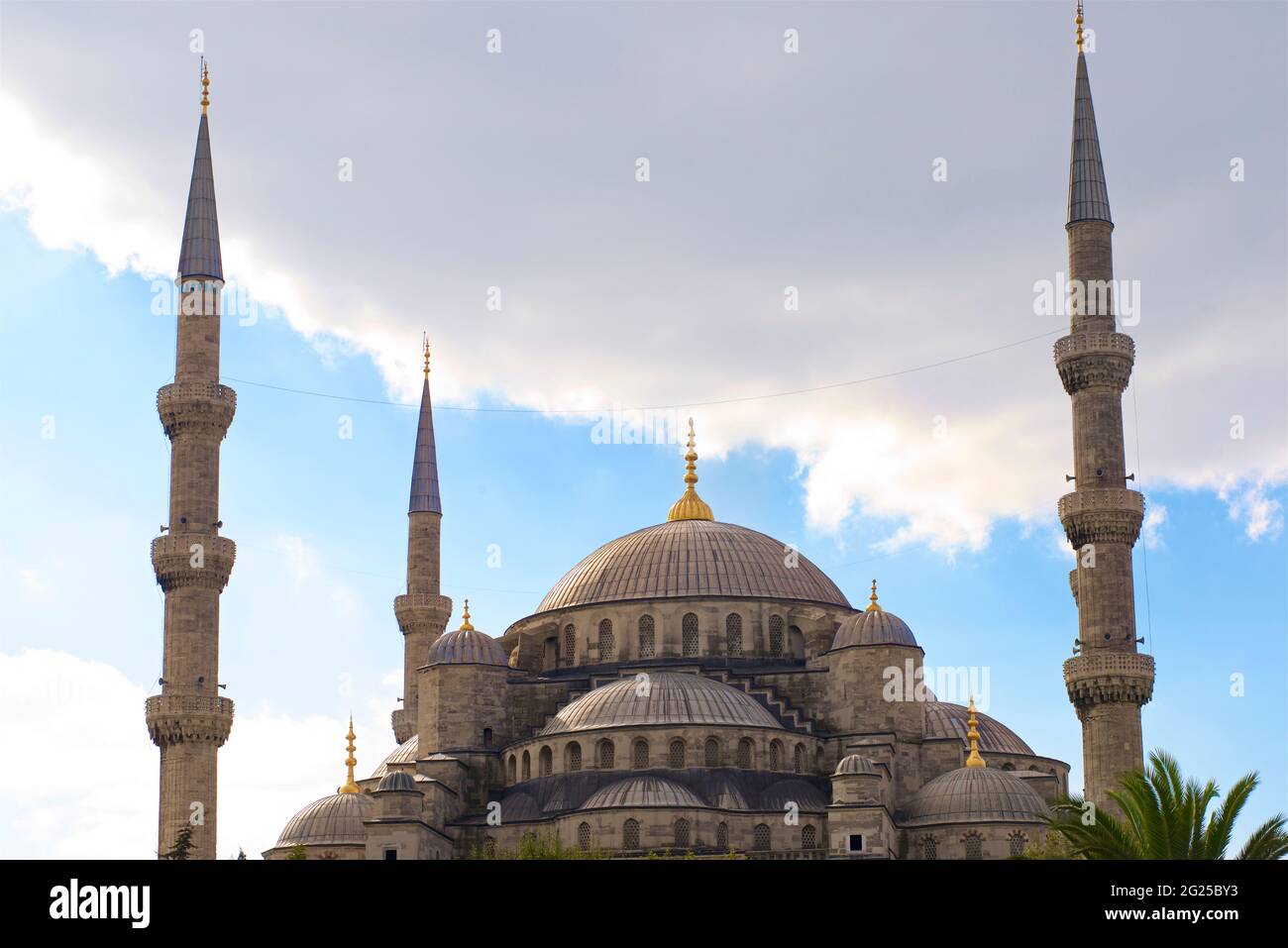 Le cupole centrali della Moschea del Sultano Ahmed (in turco: Sultano Ahmet Camii), conosciuta anche come la Moschea Blu. Una moschea del venerdì dell'epoca ottomana situata a Istanbul, Turchia. Cupola centrale. Foto Stock
