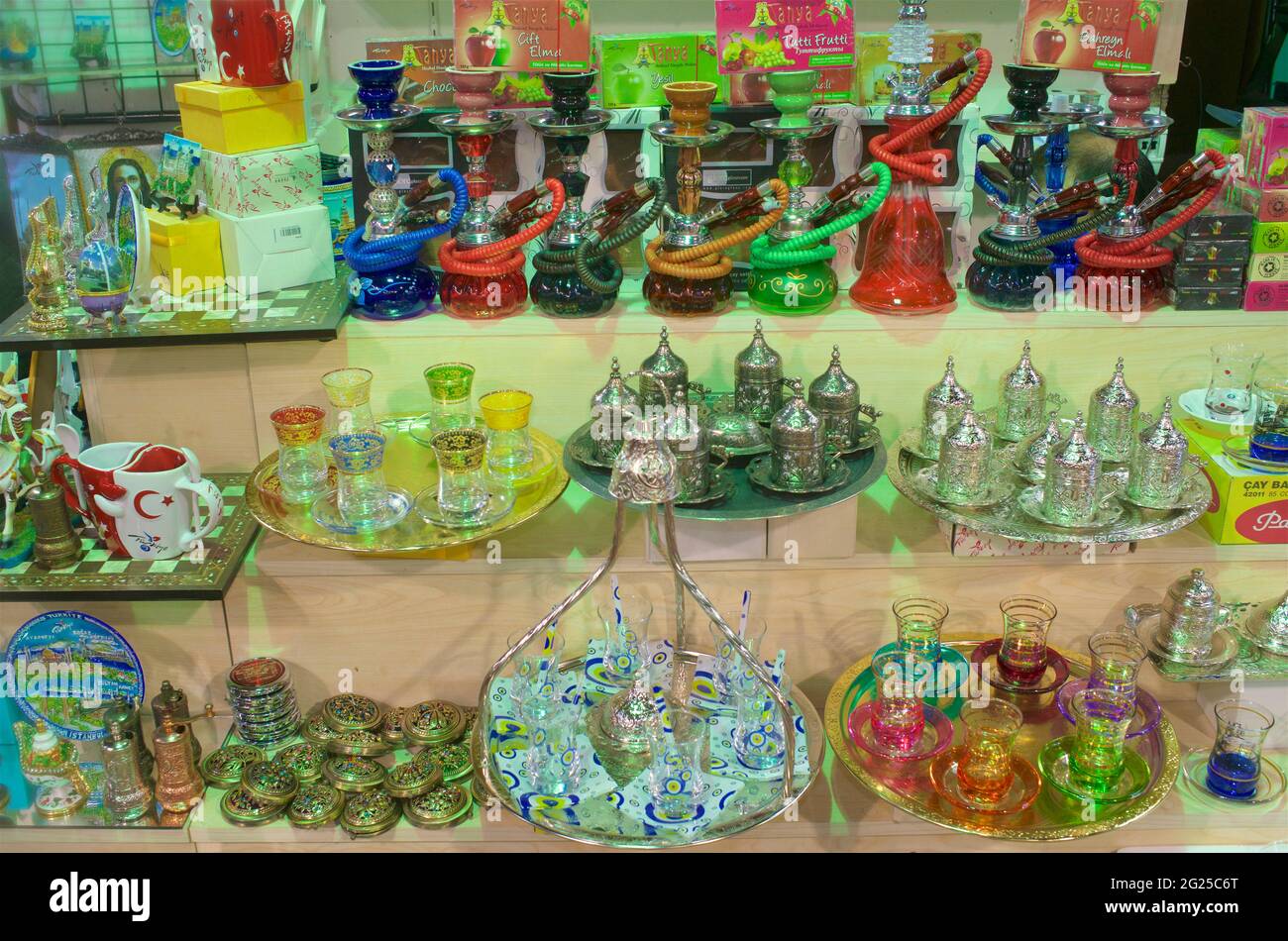 Souvenir in stile turco in vendita in un negozio al Grand Bazaar, Kapali Carsi, Istanbul, Turchia Foto Stock