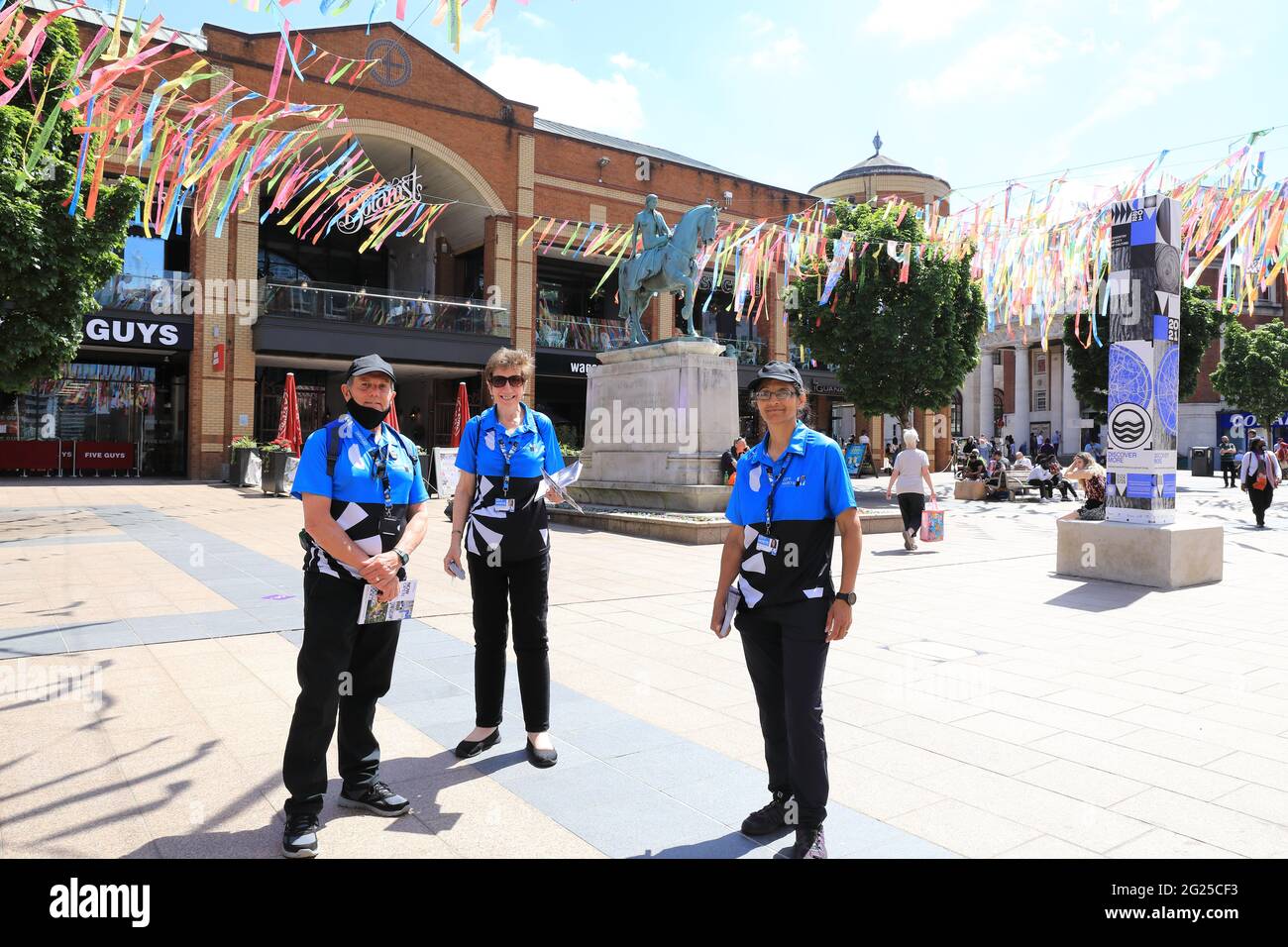 Coventry, Regno Unito, 8 giugno 2021. Gli ospiti della City of Culture accolgono i visitatori nella colorata Broadgate nel centro di Coventry, con dietro la statua della famigerata Lady Godiva. Monica Wells/Alamy Live News Foto Stock