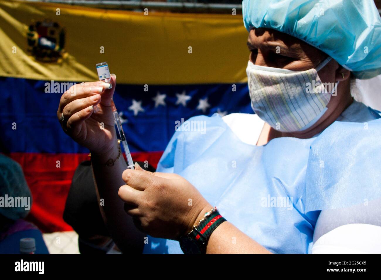 Caracas, Venezuela. 07 giugno 2021. CARACAS, VENEZUELA - 7 GIUGNO: Un'infermiera prepara una dose di Covid-19, all'interno della colonia 23 gennaio, durante una massiccia giornata di programma di vaccinazione contro il covid-19 per la popolazione anziana il 7 giugno 2021 a Caracas, Venezuela. (Foto di Eyepix/Sipa USA) Credit: Sipa USA/Alamy Live News Foto Stock