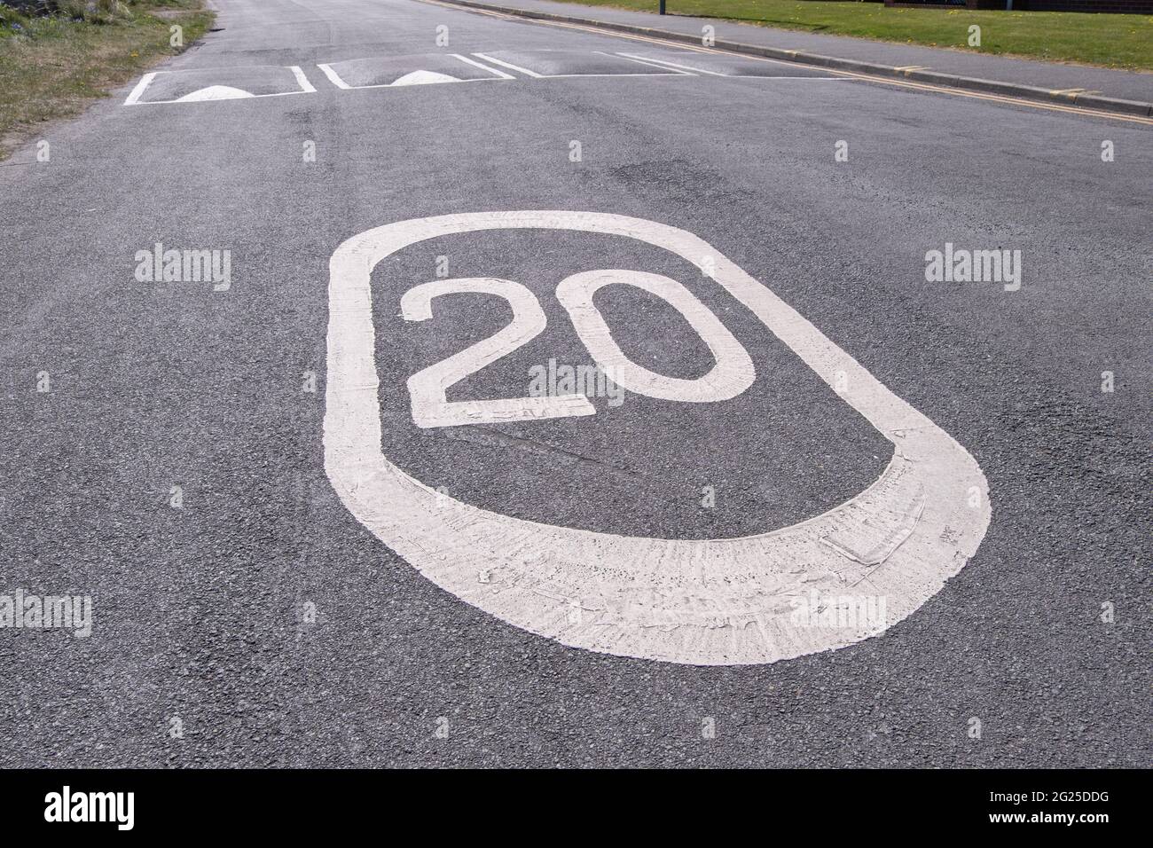 Limite di velocità di 20 mph dipinto su strada a New Brighton Wirral aprile 2021 Foto Stock