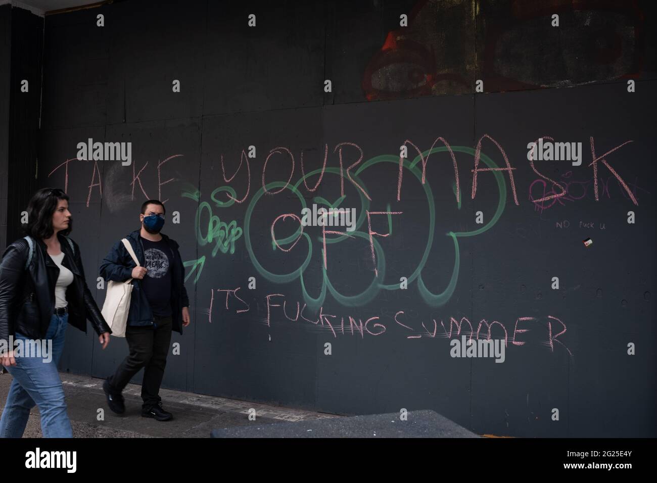 Graffiti covid-scettici sull'uso di maschere facciali, a Glasgow, Scozia, il 5 giugno 2021. Foto Stock