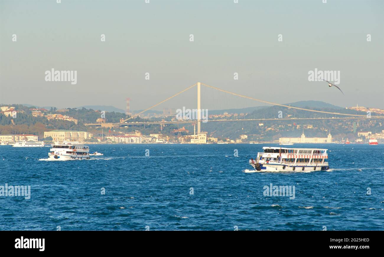 Vista dello stretto del Bosforo e del Ponte sul Bosforo dal Palazzo Topkapi, Istanbul, Turchia Foto Stock