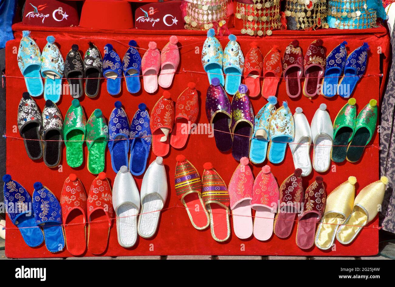 Un didplay delle pantofole turche. Calzature in vendita al bazaar nel centro di Istanbul, Turchia Foto Stock