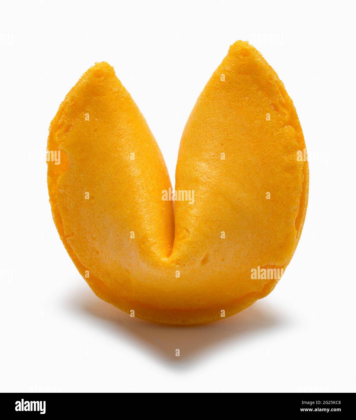 Single Fortune cookie Cut out su bianco. Foto Stock