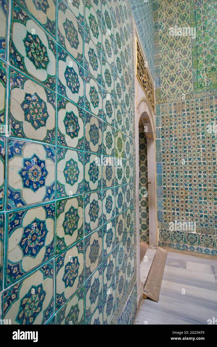 L'interno riccamente piastrellato dell'Harem Imperiale, decorato con piastrelle Iznik. Palazzo Topkapõ (turco: Topkapõ Sarayõ;) Istanbul, Turchia Foto Stock