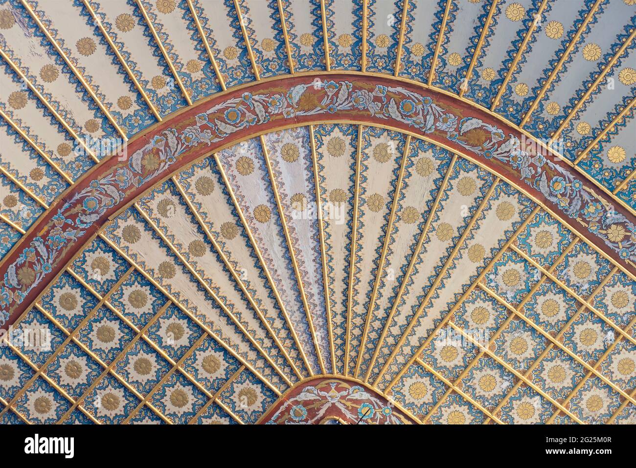 Particolare di decorazione ornamentale su un soffitto nel cortile dei favoriti nell'Harem Imperiale del Palazzo Topkapi. Istanbul, Turchia. Foto Stock