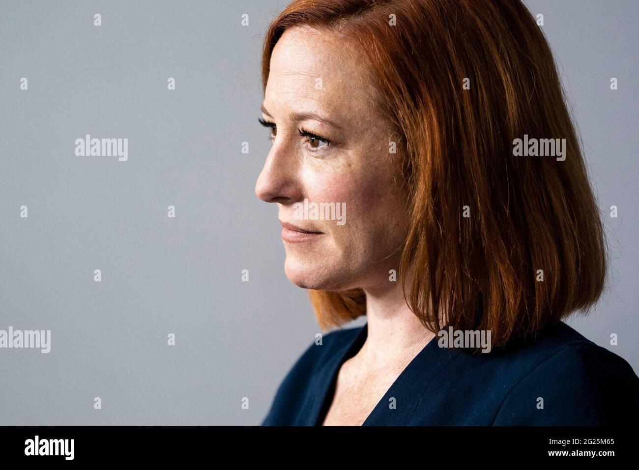 Washington, Stati Uniti. 8 giugno 2021. Jen Psaki, segretario stampa della Casa Bianca, ascolta durante una conferenza stampa nella Sala Stampa Briefing di James S. Brady presso la Casa Bianca di Washington, DC, Stati Uniti, martedì 8 giugno, 2021. Il presidente Biden ha rilasciato una strategia polivalente per garantire catene di fornitura critiche in prodotti che vanno dai farmaci ai microchip, e sta anche pesando una potenziale sonda commerciale che potrebbe portare a dazi statunitensi su alcune importazioni di magneti. Fotografo: Sarah Silbiger/Pool/Sipa USA Credit: Sipa USA/Alamy Live News Foto Stock