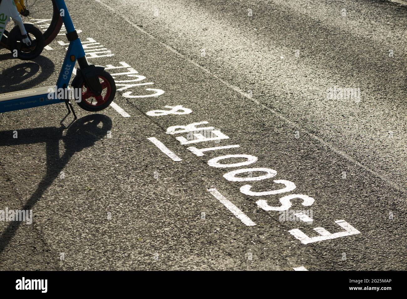 Un nuovo posto auto per scooter elettrico / scooter elettrico da noleggiare sulla strada pubblica / autostrada a Twickenham, Londra. REGNO UNITO. Questi scooter sono legali. (123) Foto Stock