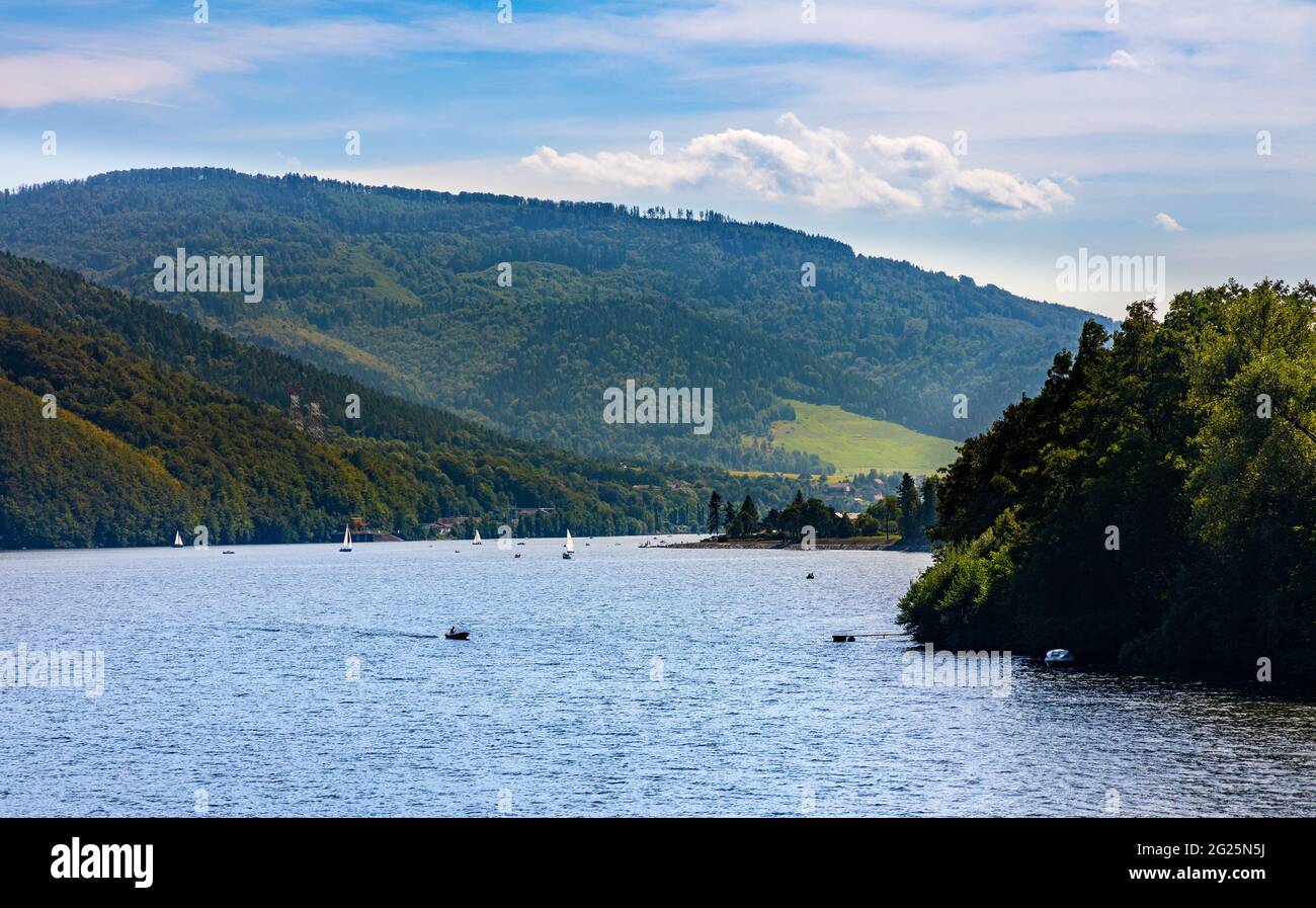 Vista panoramica sul lago Miedzybrodzkie e sui monti Beskidy con la montagna Gora ZAR vicino a Zywiec nella regione della Slesia in Polonia Foto Stock