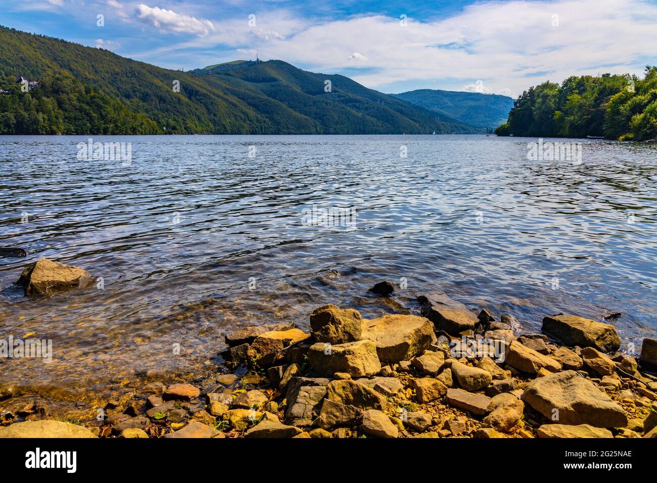 Vista panoramica sul lago Miedzybrodzkie e sui monti Beskidy con la montagna Gora ZAR vicino a Zywiec nella regione della Slesia in Polonia Foto Stock