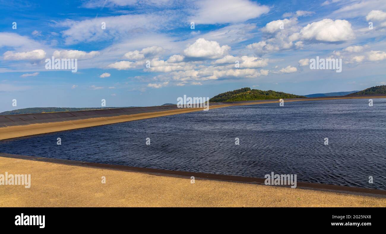 Zywiec, Polonia - 30 agosto 2020: Serbatoio d'acqua della centrale idroelettrica a pompaggio-stoccaggio in cima alla montagna Gora ZAR al lago di Miedzybrodzkie Foto Stock