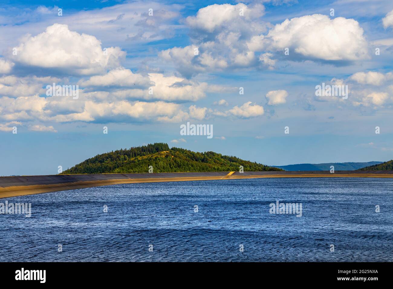 Zywiec, Polonia - 30 agosto 2020: Serbatoio d'acqua della centrale idroelettrica a pompaggio-stoccaggio in cima alla montagna Gora ZAR al lago di Miedzybrodzkie Foto Stock