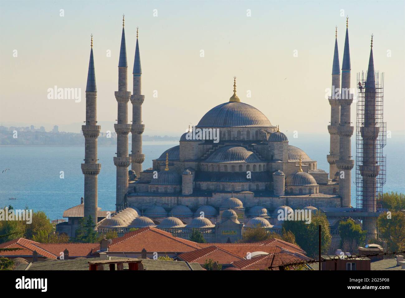 Moschea del Sultano Ahmed (in turco: Sultano Ahmet Camii), conosciuta anche come Moschea Blu. Una moschea del venerdì dell'epoca ottomana situata a Istanbul, Turchia. Bosforo oltre Foto Stock