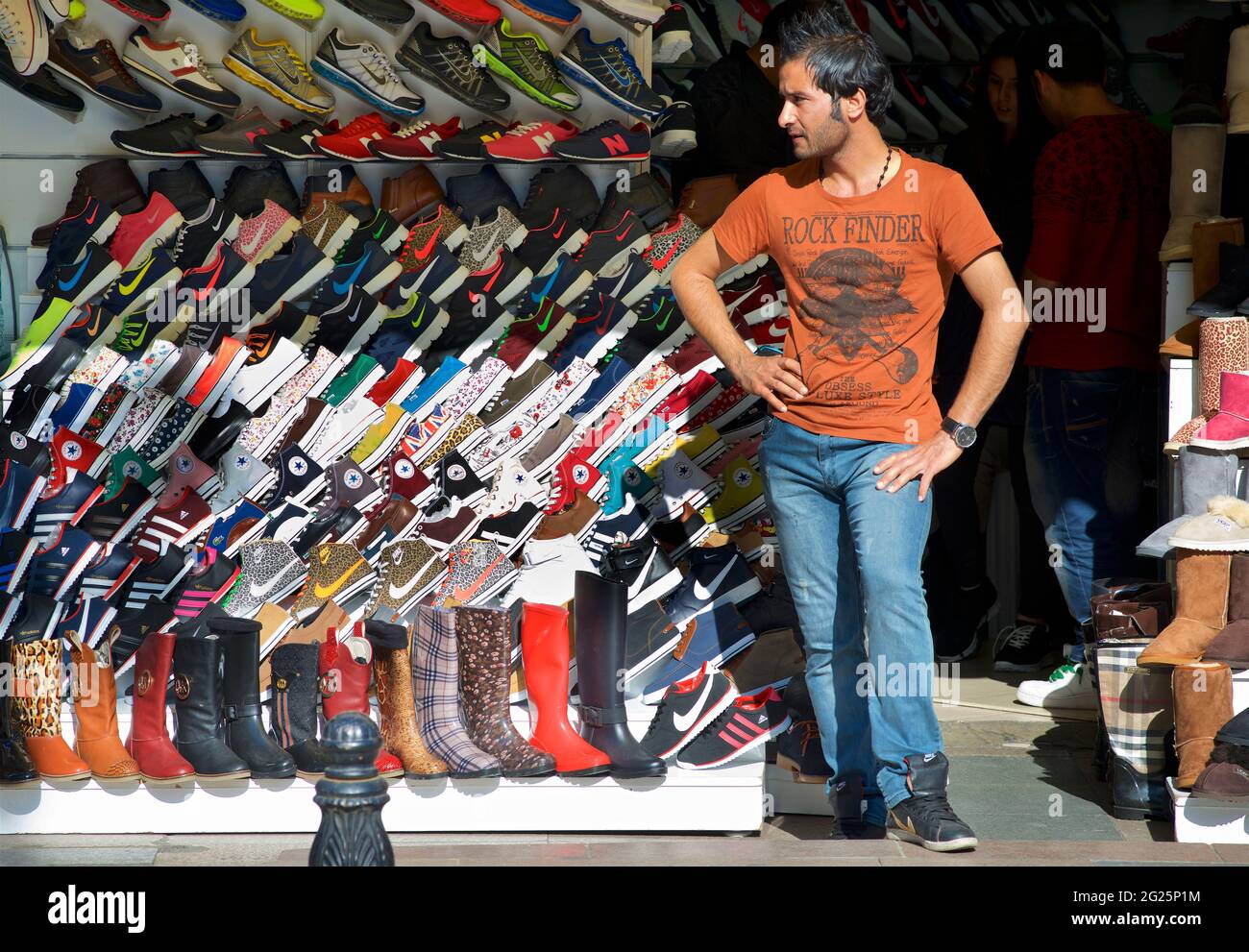 Uomo turco nel suo negozio di scarpe nel centro di Istanbul, Turchia Foto Stock