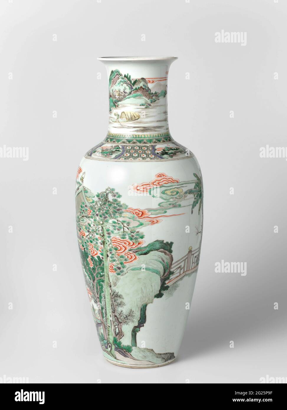 Vase con un uomo cinese in una sedia gommata guardata da un gruppo di Signore. Vaso di porcellana, con corpi verso l'alto e un ampio collo di spalmatura, dipinto sullo smalto in blu, rosso, verde, giallo, melanzana, nero e oro. Sulla parete una scena continua di una terrazza recintata con un uomo cinese in una ricca sedia decorata, circondata da servitori. Un grande padiglione dietro di loro attraverso un gruppo di donne getta i frutti al passerby. La spalla con un tovagliolo a fascia interrotto da paesaggi in carttocco. Un paesaggio fluviale sul collo. Un'incrinatura nel bordo. Famille Verte. Foto Stock